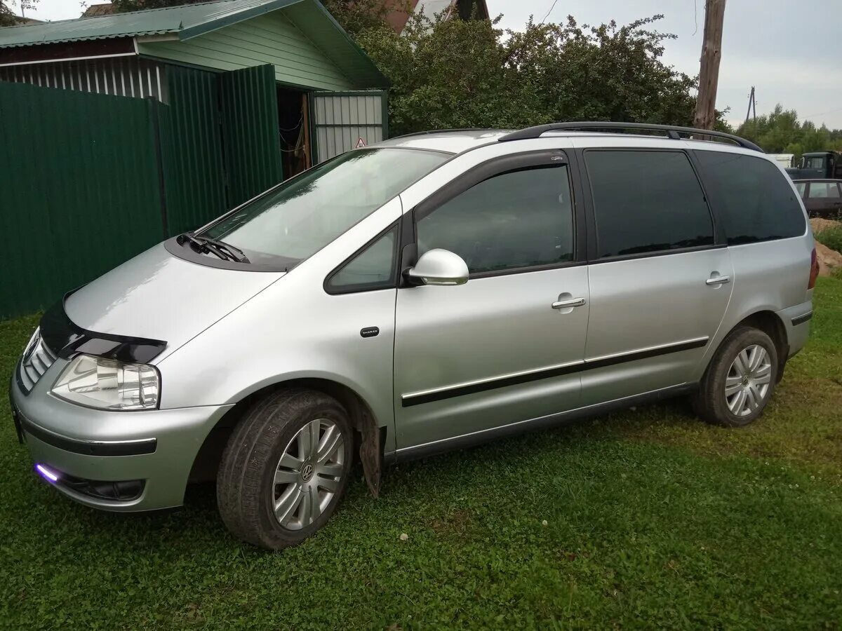 Volkswagen Sharan i Рестайлинг 2. Volkswagen Sharan i Рестайлинг. Серебристый Фольксваген Шаран минивэн. Серебристый Volkswagen Sharan 2013 года.