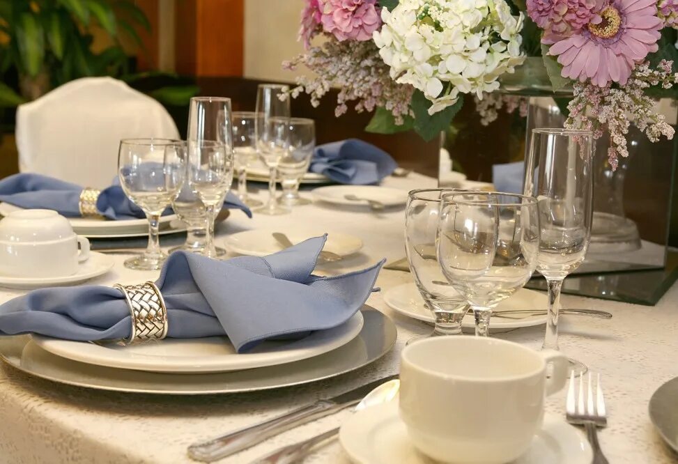 Сервировка праздничного стола. Красивая сервировка стола. Сервированный. Сервировка стола. Красиво сервированный стол.