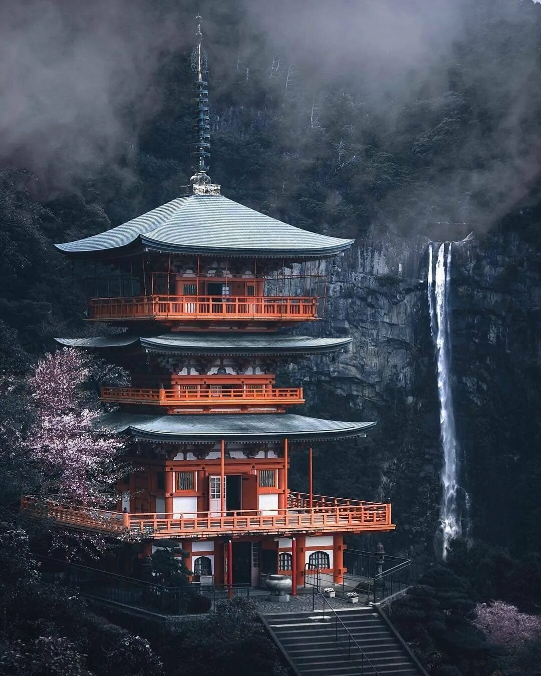 Храм Сэйганто дзи Япония. Япония храм Кумано Нати. Храм пагода в Японии. Архитектура Японии, храм пагода.