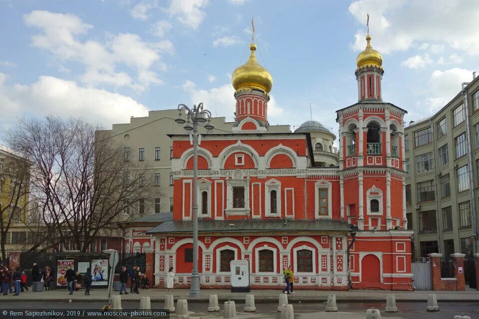 Храм всех святых г москва. Храм всех святых на кулишках в москве. Храм всех святых на кулишках в москве. Церковь на кулишках китай город. Храм на кулишках в москве.