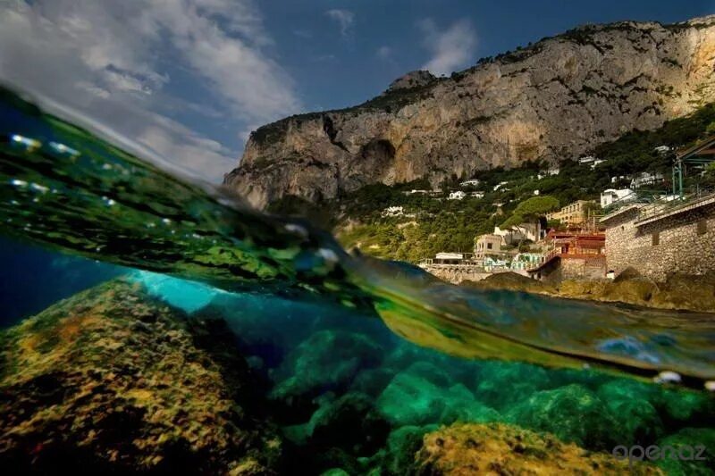 наполовину в воде. подводные снимки на грани двух миров. побережье нингалу австралия. параллельный мир фэнтези. море наполовину в воде.