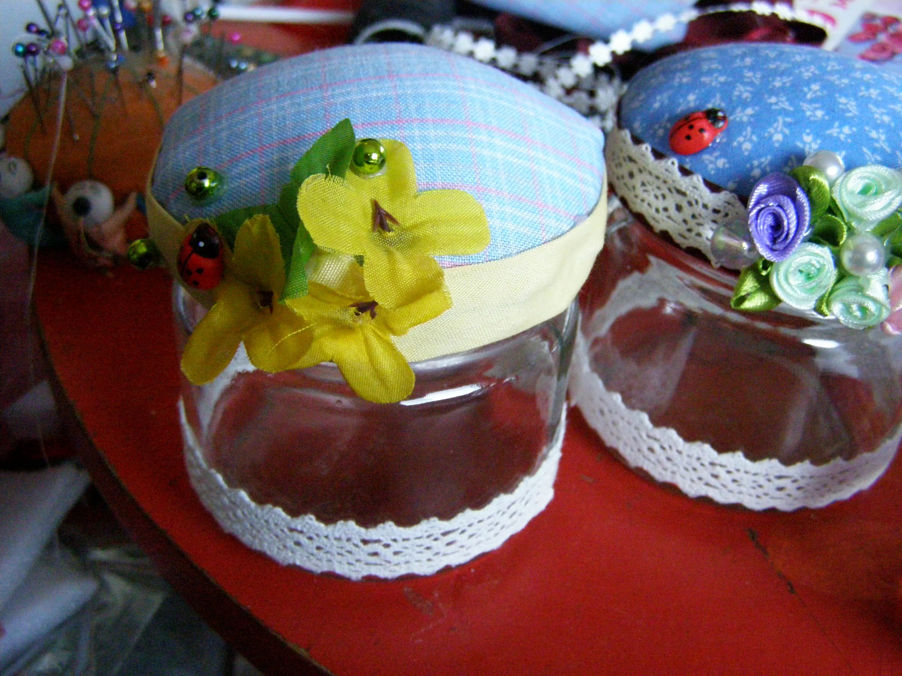 вазы из консервных банок. украшение банки пластилином. мастер класс игольница из баночки. декорирование пластиковых баночек. поделки из баночек.