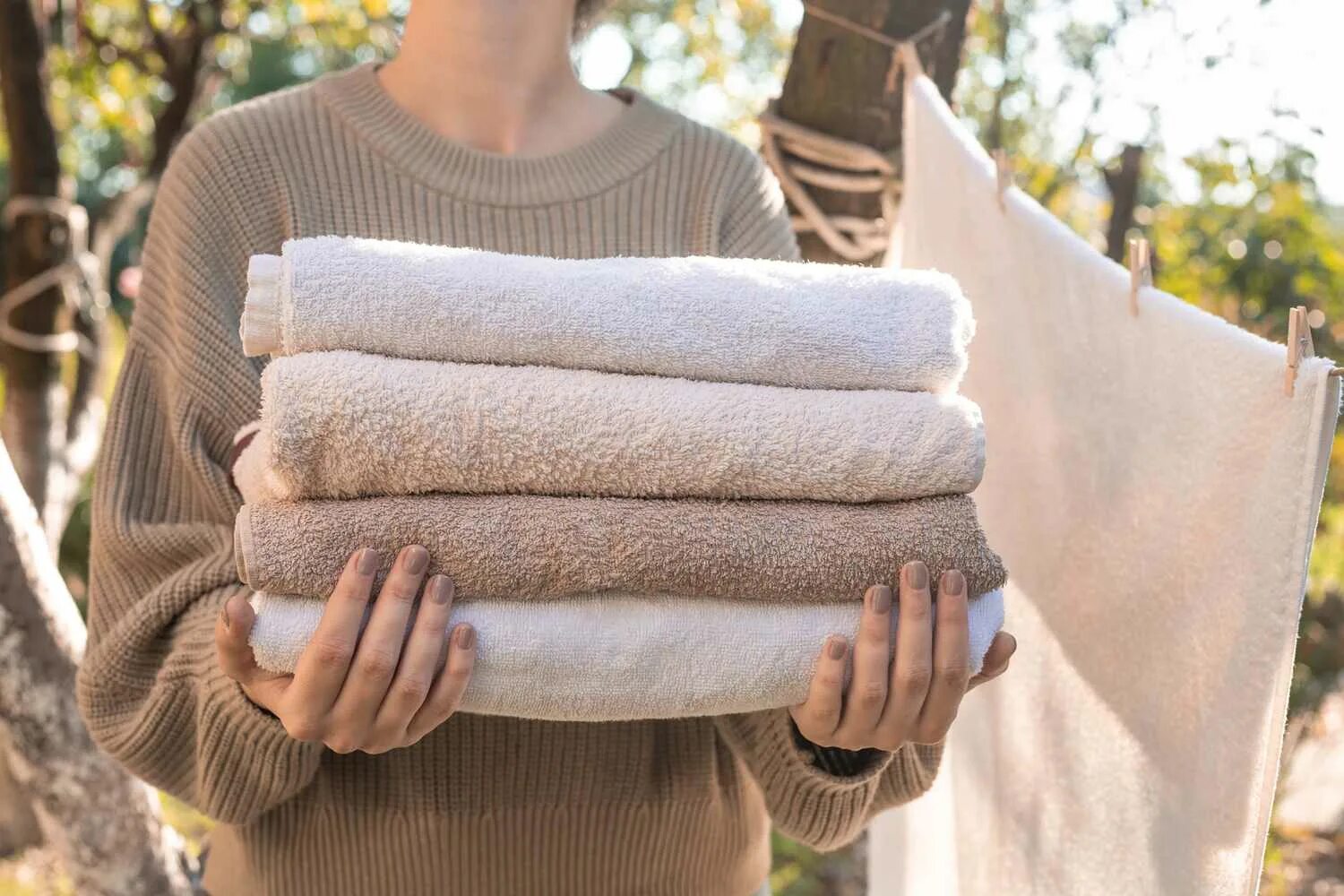 Стирать махровые полотенца чтобы были пушистые. Мягкие полотенца. Стопка полотенец. Полотенце махровое. Стопка мягких полотенец.