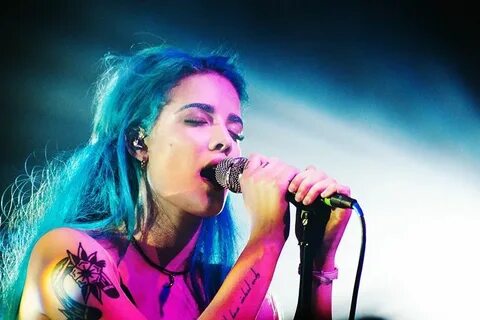Halsey me перевод