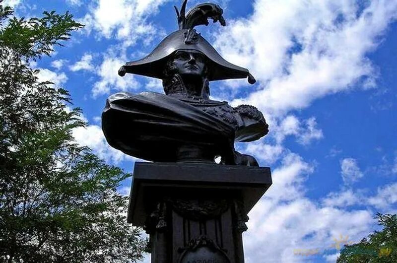 Лазарев Адмирал памятник. Памятник Лазареву в Новороссийске. Памятник лазареву