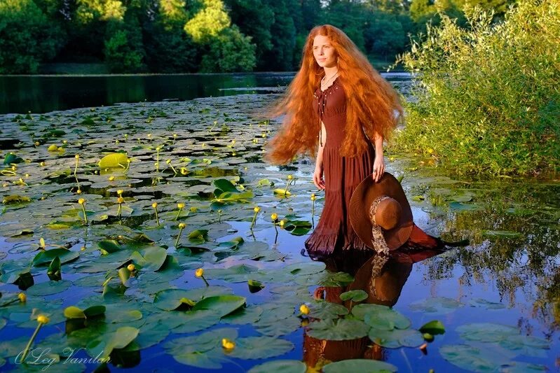 Не пускай е рыжую на озеро. Рыжая девушка на реке. Рыжая девушка в воде.