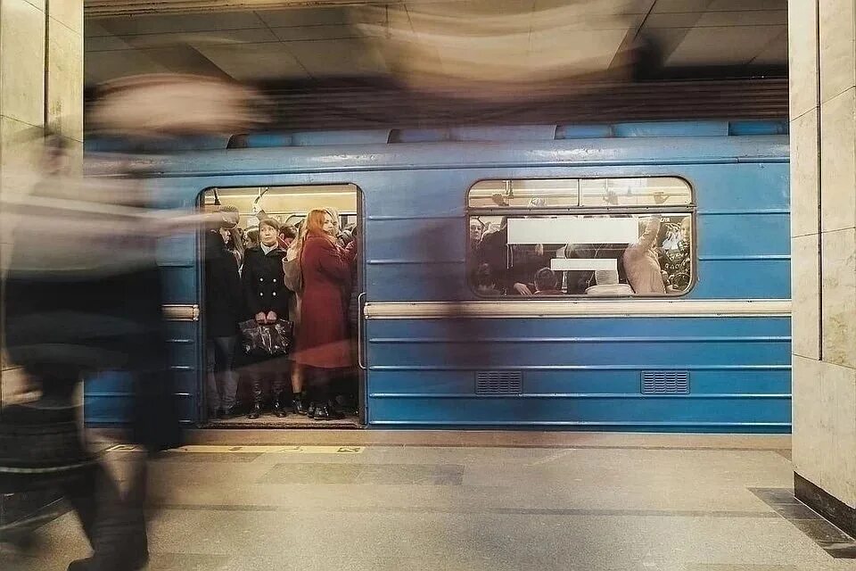 Остановлено движение поездов. Фотосессия в метро. Поезд метро. Метро Новосибирск. Метро Новосибирск поезда.