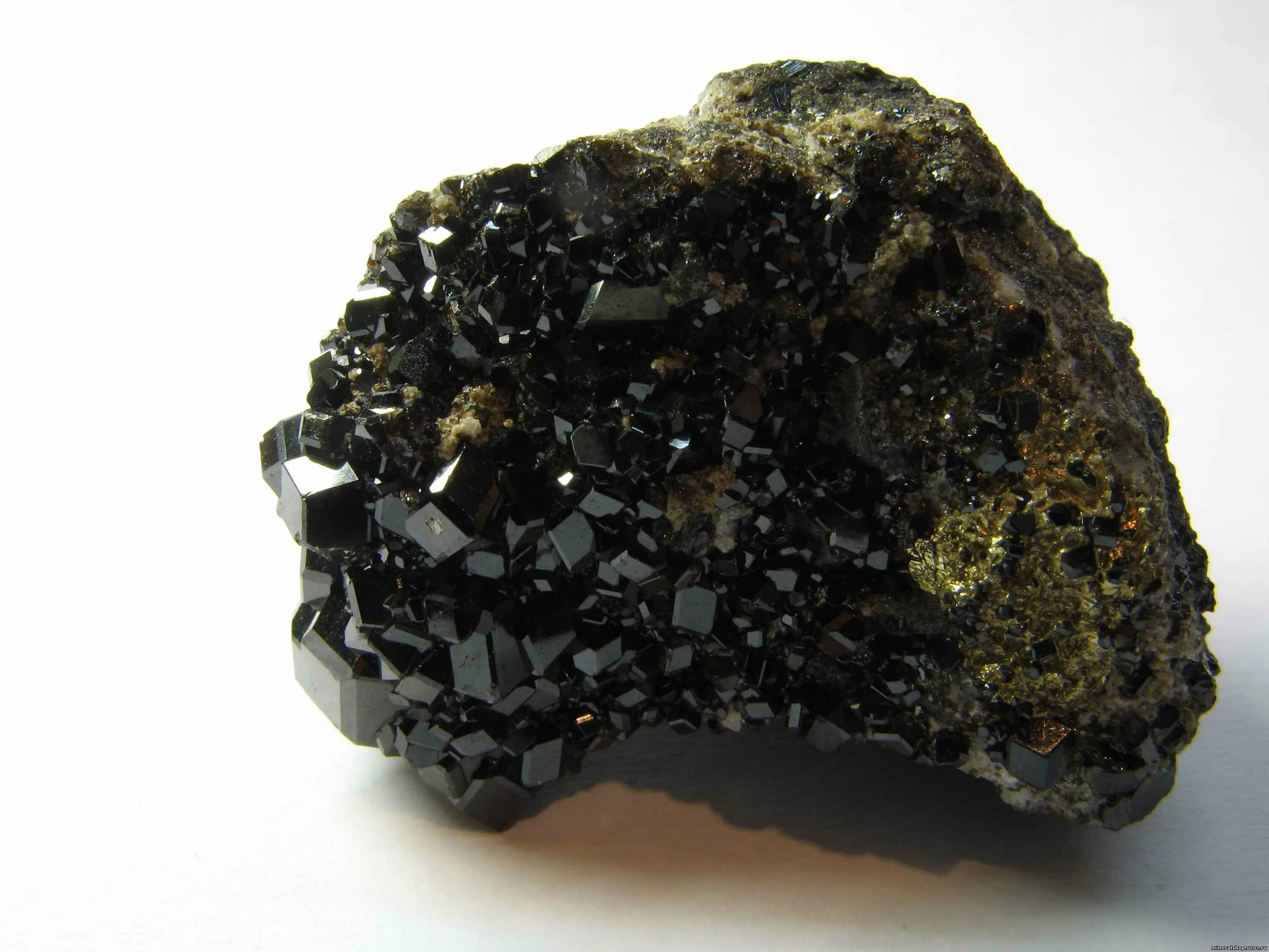 Самый черный минерал. Меланит андрадит. Гранат андрадит. Шорломит чёрный андрадит. Гранат андрадит камень.