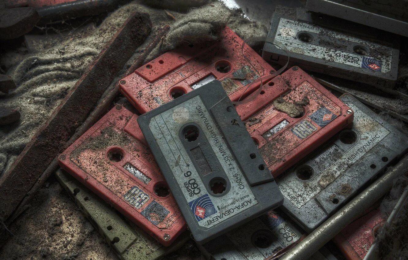 Радио забытая кассета. 80е магнитофон Эстетика. Старые аудиокассеты. Старая кассета. Кассеты Эстетика.