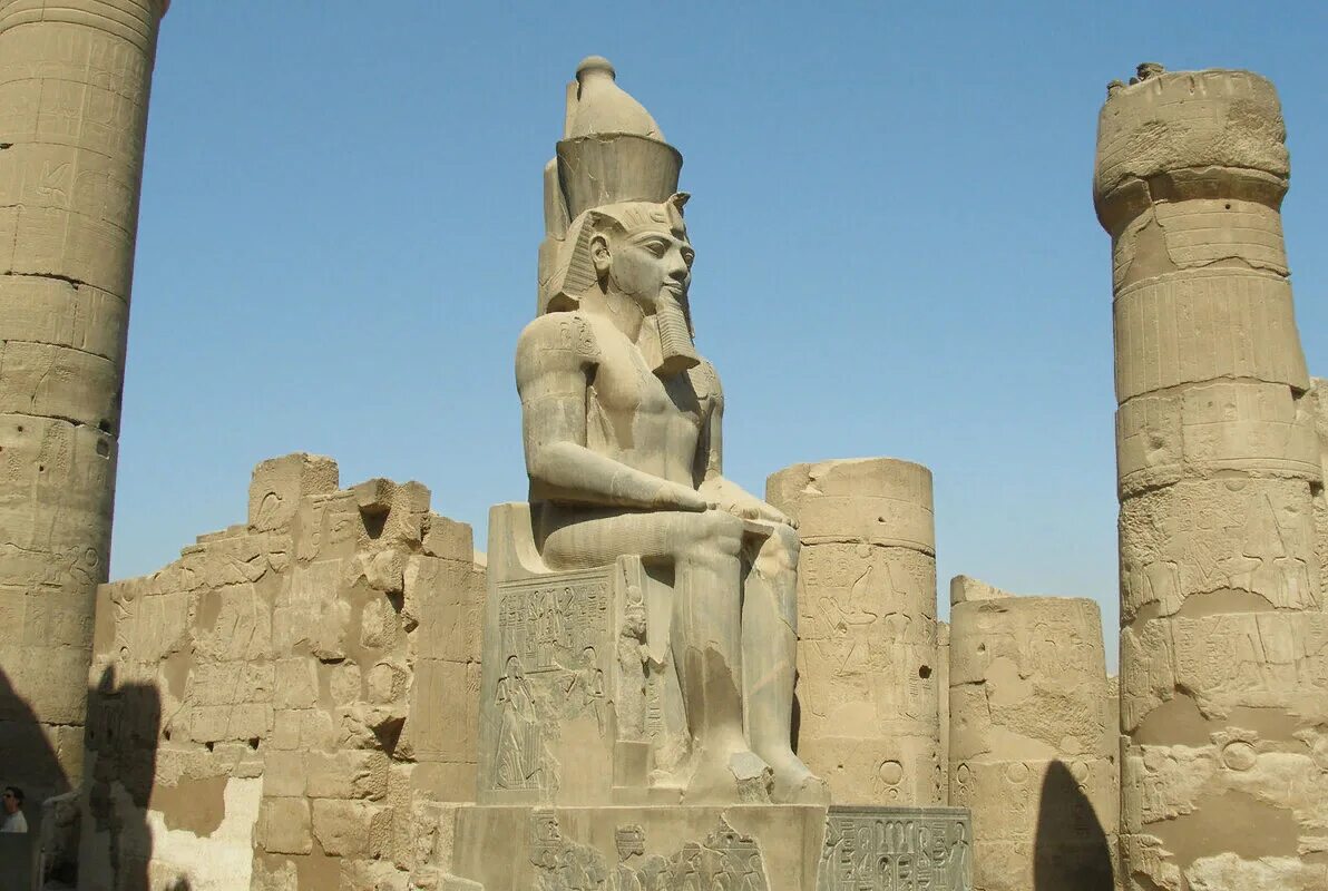 Храм Рамсеса II В Луксоре. Карнакский храм статуи Рамзеса. Статуя Рамсеса 2 в Карнаке. Статуя Рамзеса 2 в Луксоре. Древнейшая монументальная культовая скульптура