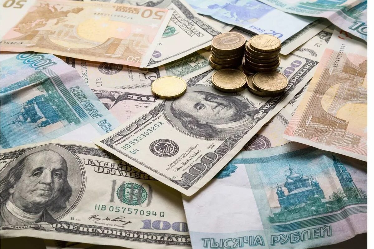 Что выгоднее доллары или евро. Валюта. Доллар и евро. Российская валюта. Евро и доллар растут.