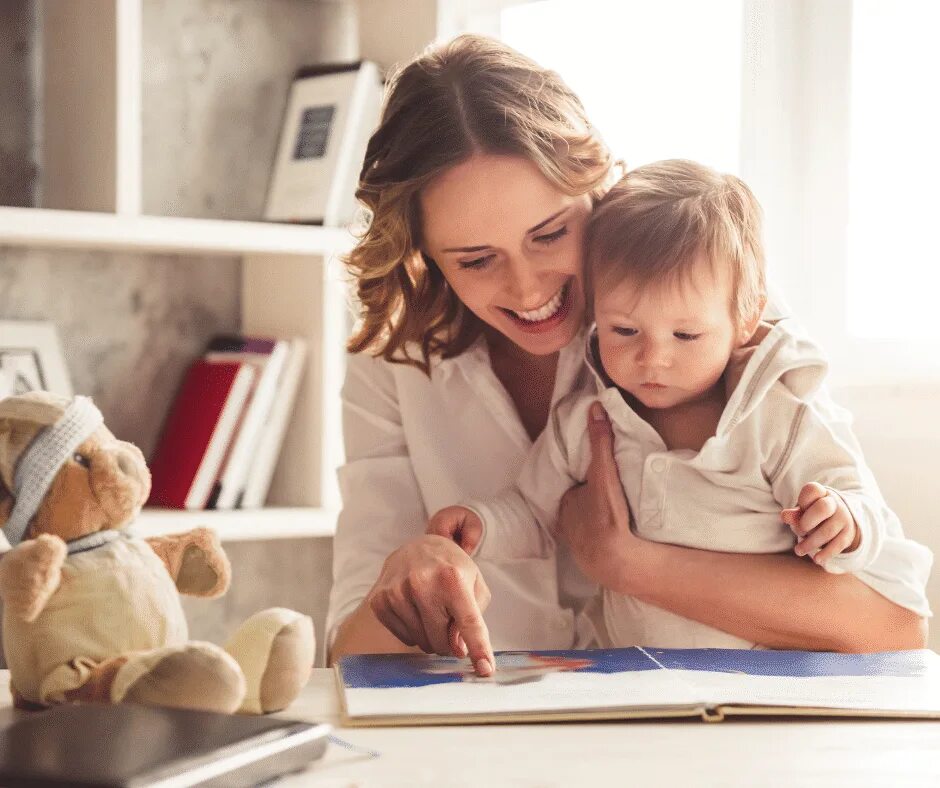 Понравится малышу. Родители и малыш картинки. Пусть дети читаю книги. Mom and child book background.