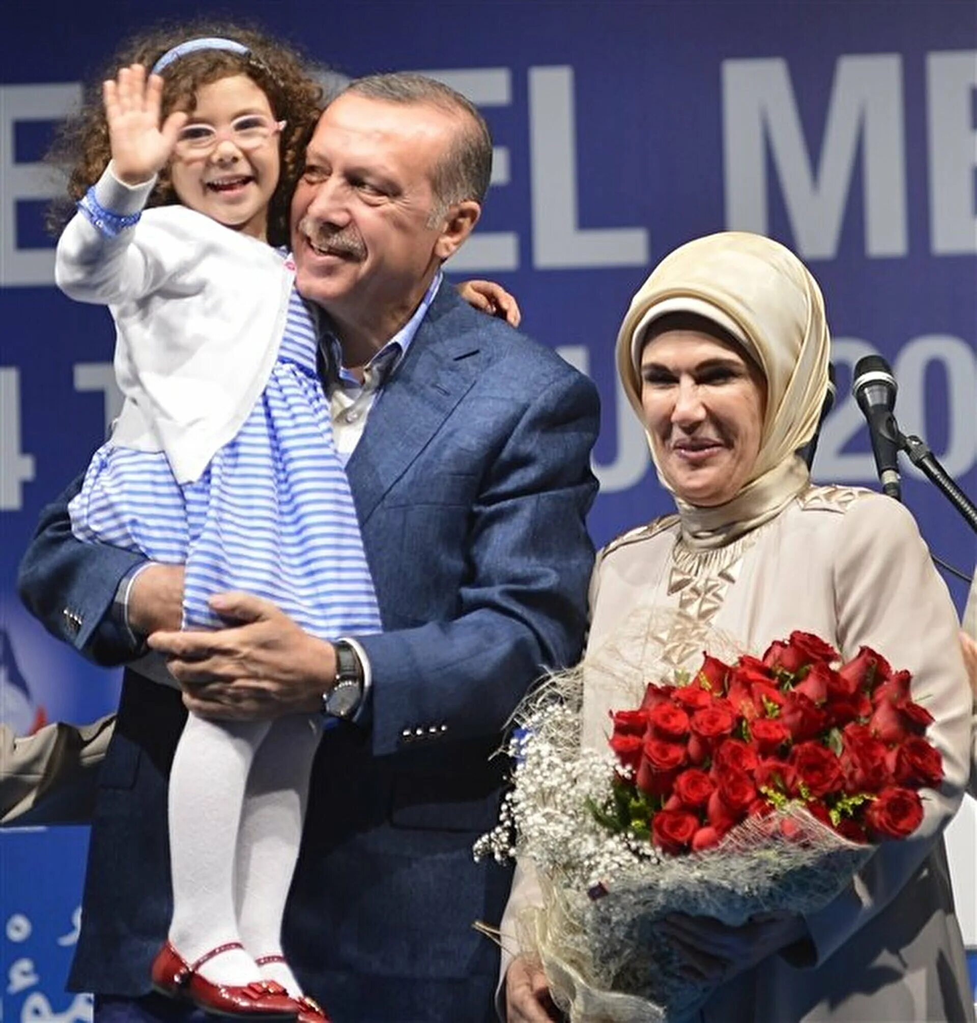 Эрдоган возраст. Эмине Эрдоган с семьей. Реджеп Тайип Эрдоган и его жена. Реджеп Тайип Эрдоган семья дети. Реджеп Эрдоган с семьей.