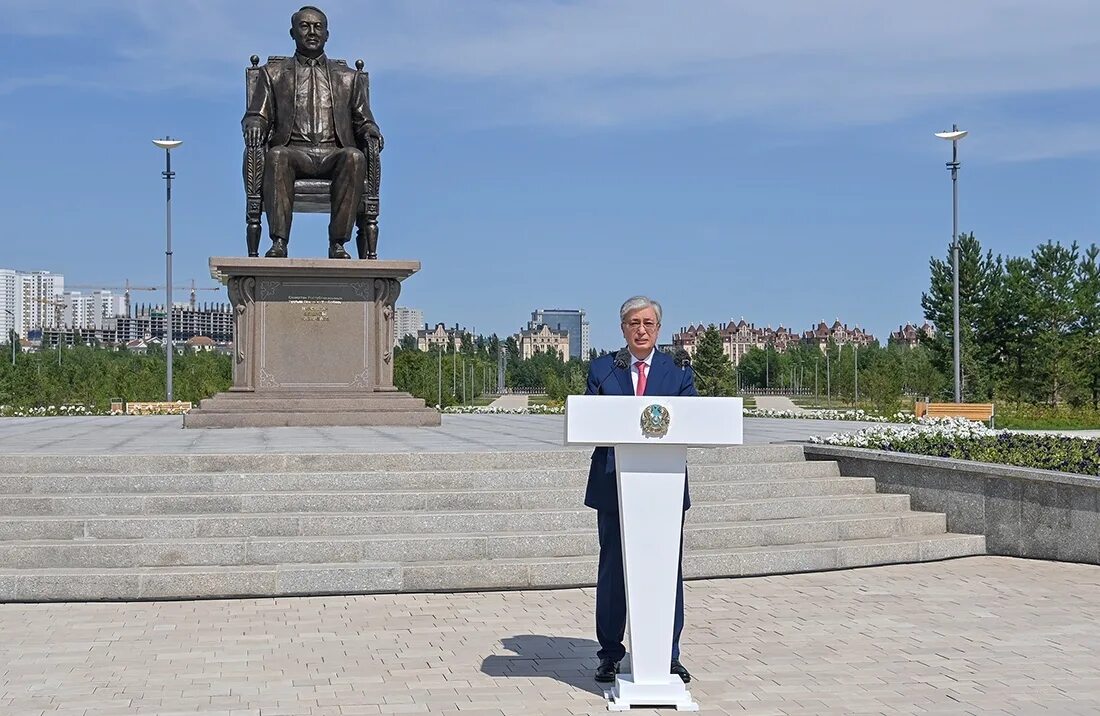Я шагаю как назарбаев в астане. Памятник нурсултану назарбаеву в нурсултане. памятник назарбаева в астане. памятник назарбаеву в алматы. памятник назарбаеву в астане 193 метра.