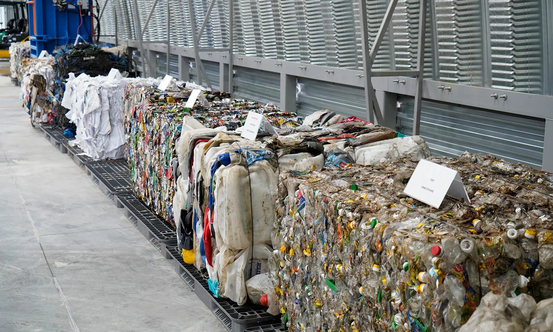 Мусоросортировочный завод омск магнит. Сортировка мусора на конвейере. Переработка мусора. Сортировка тко. Сортировка тко.