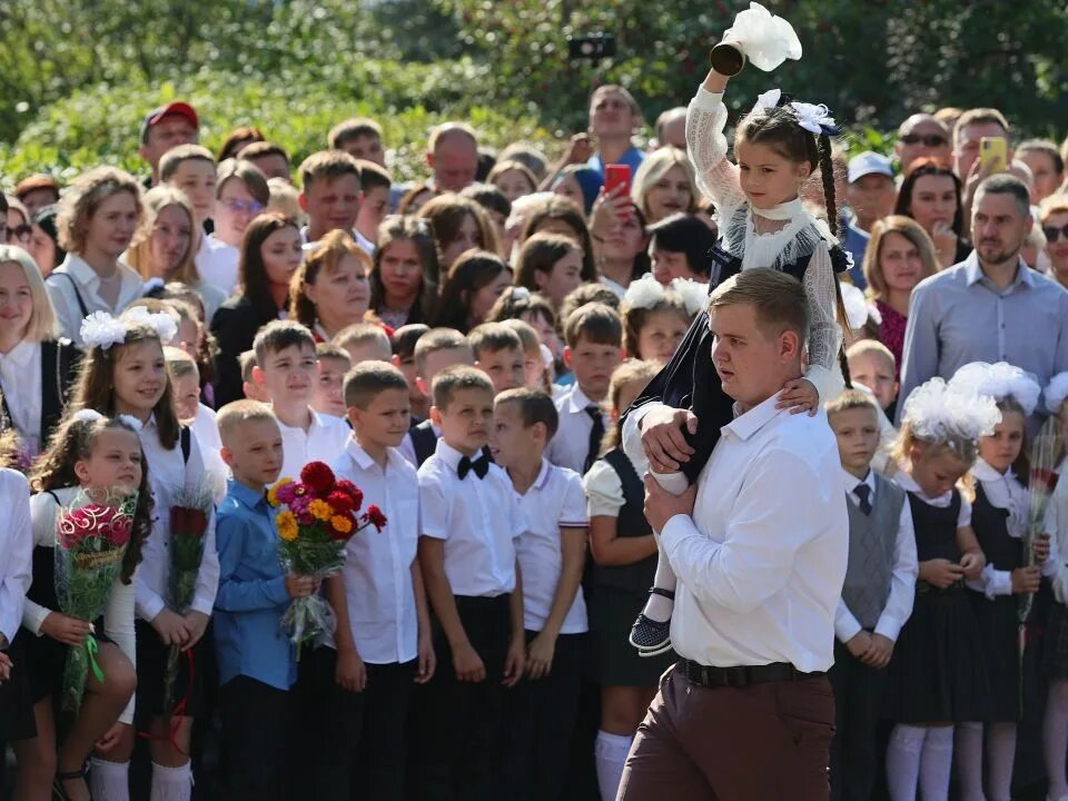 День знаний фото. День знаний (первый звонок). 1 Звонок в школе. День знаний в школе. Школа 24 барнаул