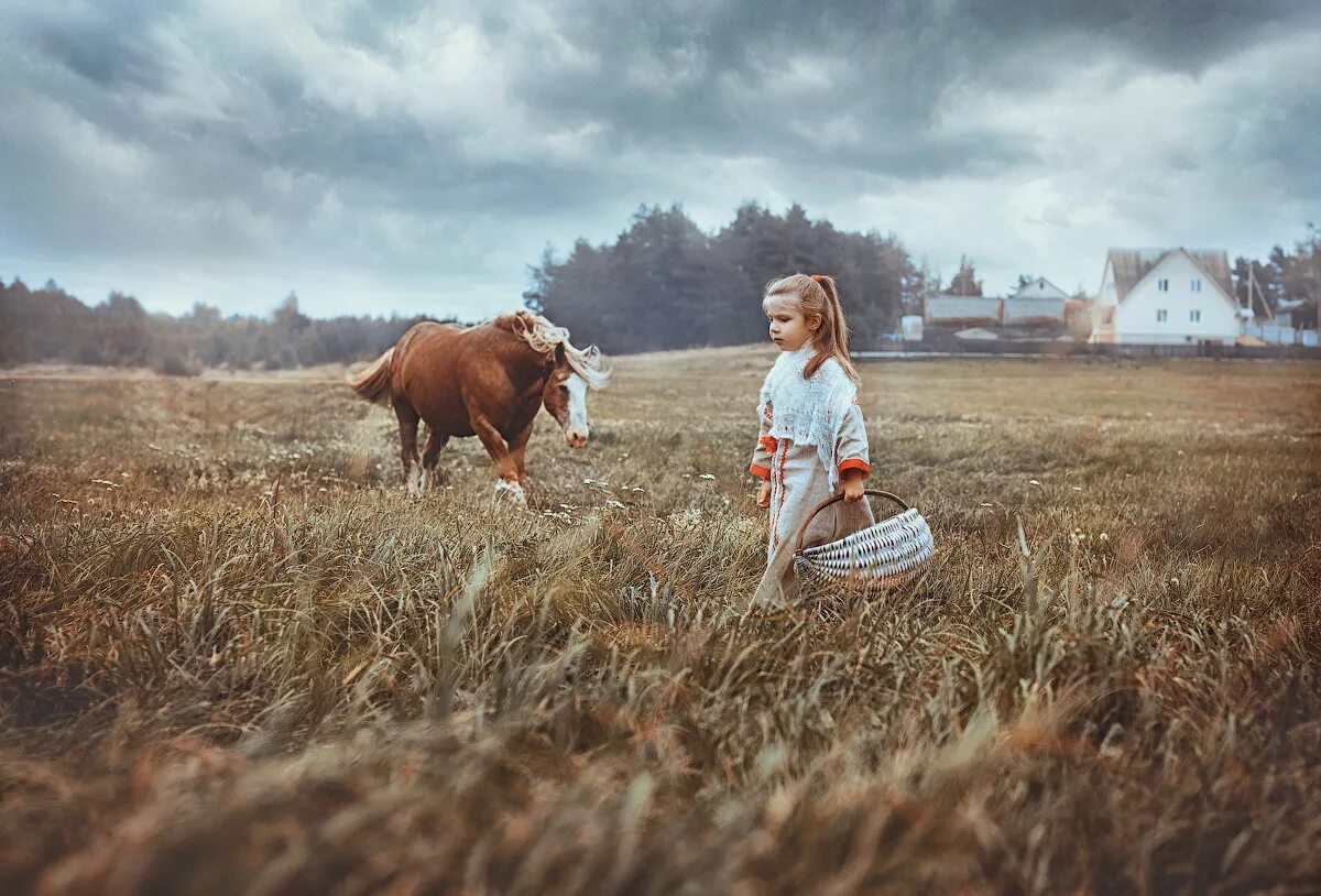 Девочка жили в деревне. Лето в деревне. Детская фотосессия в деревне. Фотосессия в деревенском стиле летом. Фотосессия в стиле деревня.