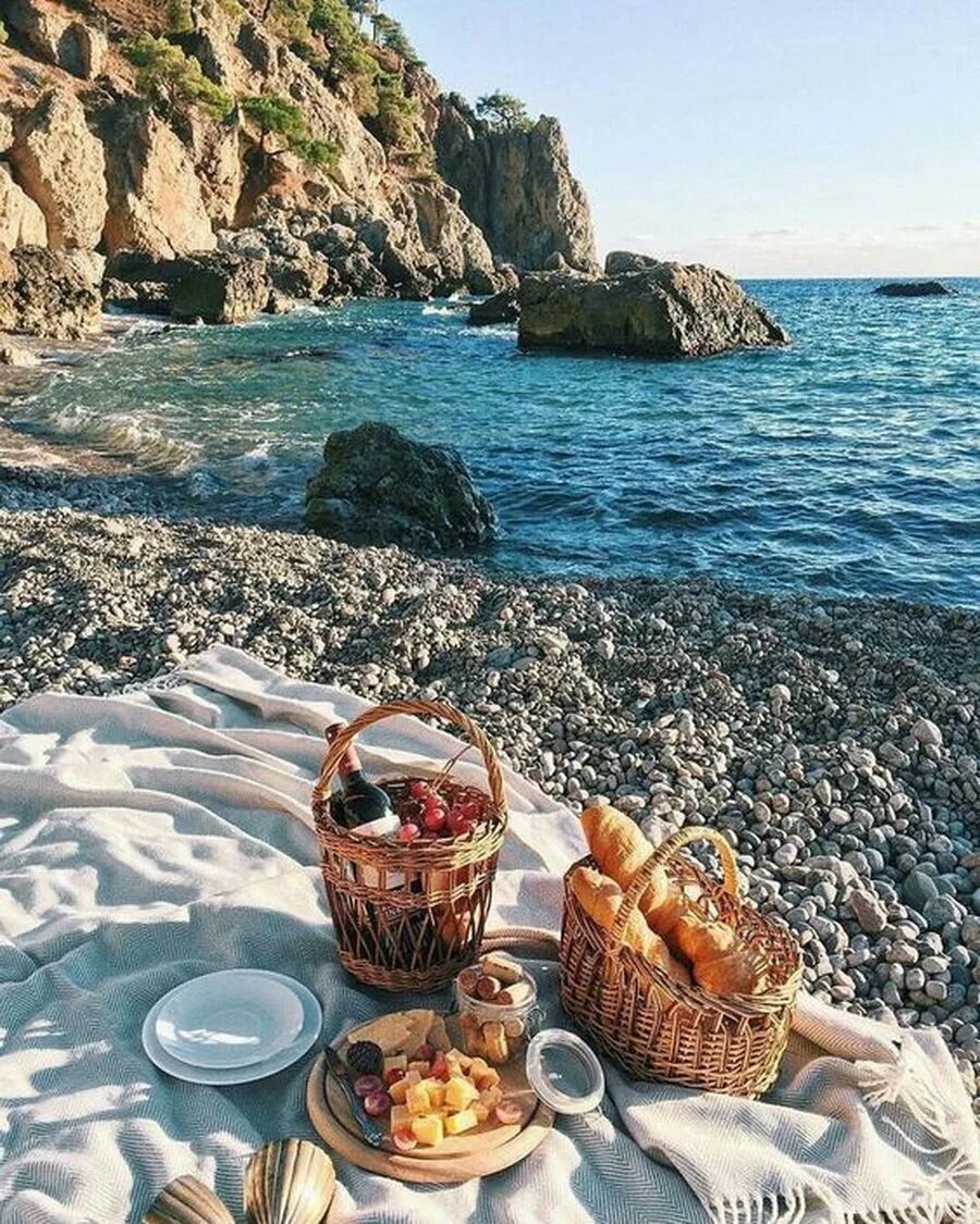 Завтрак у моря. Пикник на пляже. Доброе утро море. Завтрак на пляже. Хорошо отдохнули на пляже