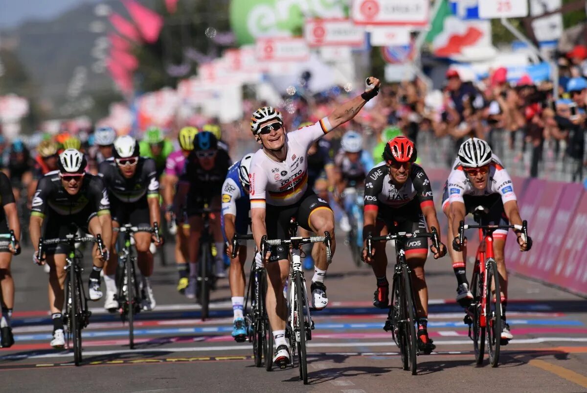 Джиро. Giro di italia. Фотографии с гонки джира де италия. Giro de italy. Джиро де италия 2024 велогонка картинки.