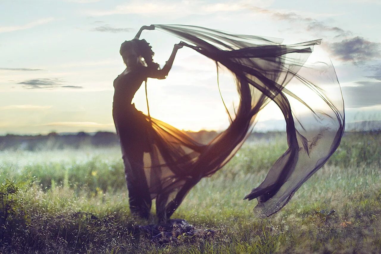 Фотосессия с тканью. Ткань развивается на ветру. Девушка на ветру. Платье развивающееся на ветру. Запутался ветер