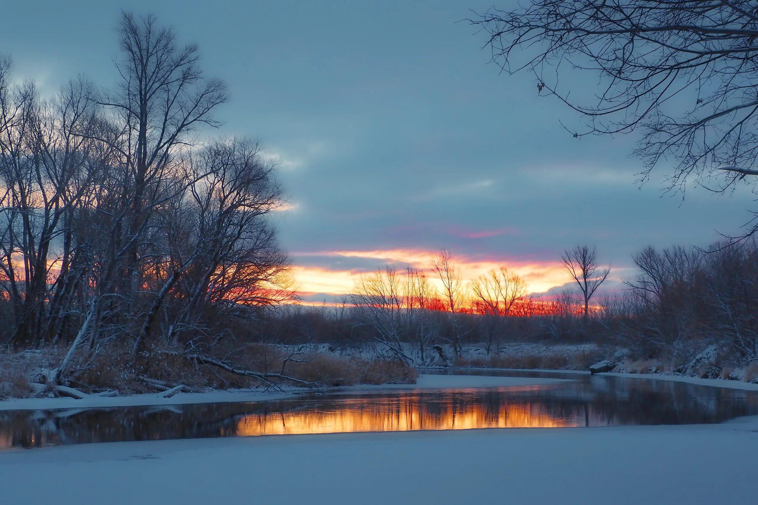 База берег солнца на новотроицком водохранилище. Урал река рассвет. Берег новотроицк. Берег новотроицк. Новотроицкий канал.