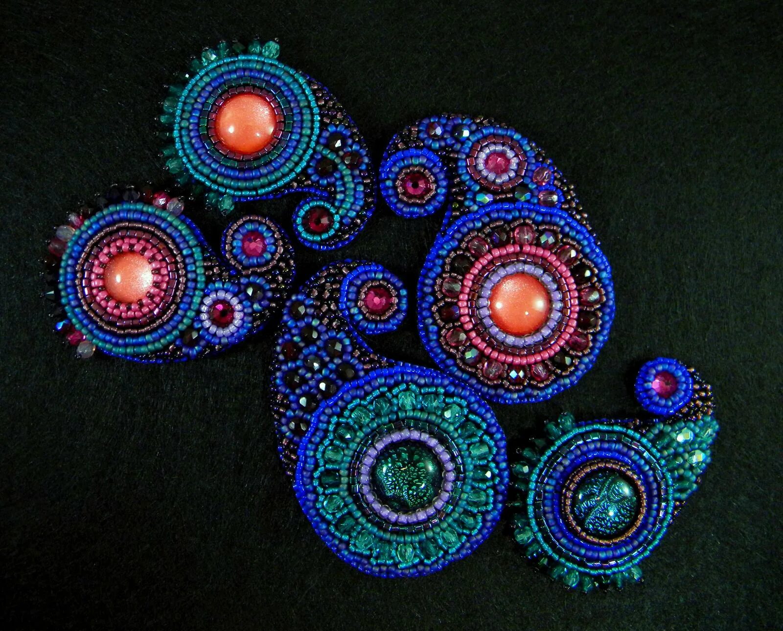 вышивка стеклярусом. разнообразный бисер. готовый бисер. броши ручной работы. украшения вышитые бисером.