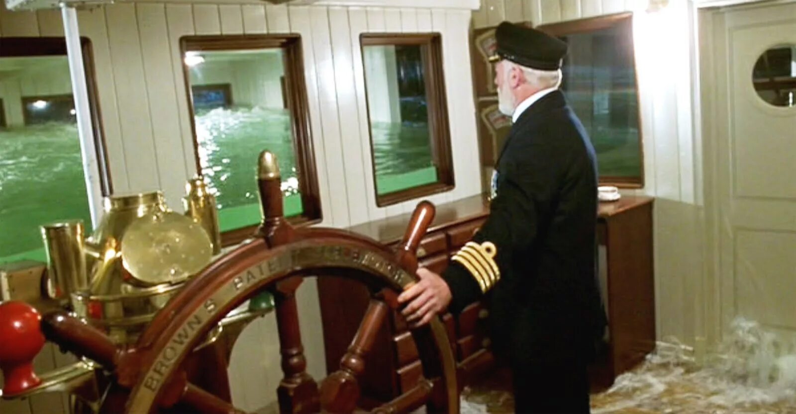 Грей стоял у штурвала. Титаник 1997 Капитан.