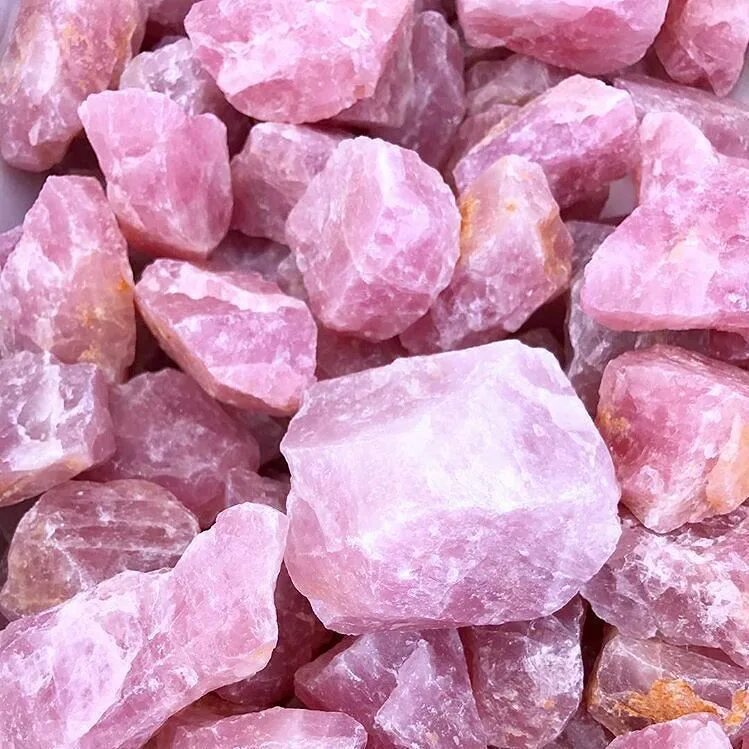 Pink stones. САМОЦВЕТ Rose Quartz - Роуз кварц. Розовый камень. Минералы розового цвета. Розовый непрозрачный камень.