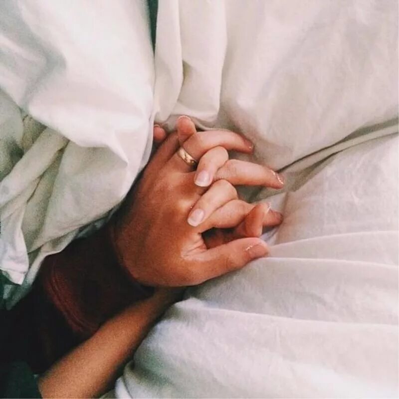 Влюбленные в больнице. Следуй за мной бали. Парень держит за руку во сне. Мужская и женская рука. Мужская и женская рука.