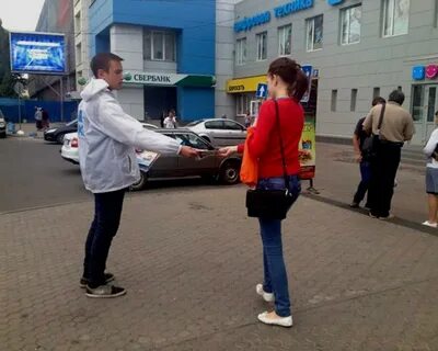 Со скольки лет работают промоутером