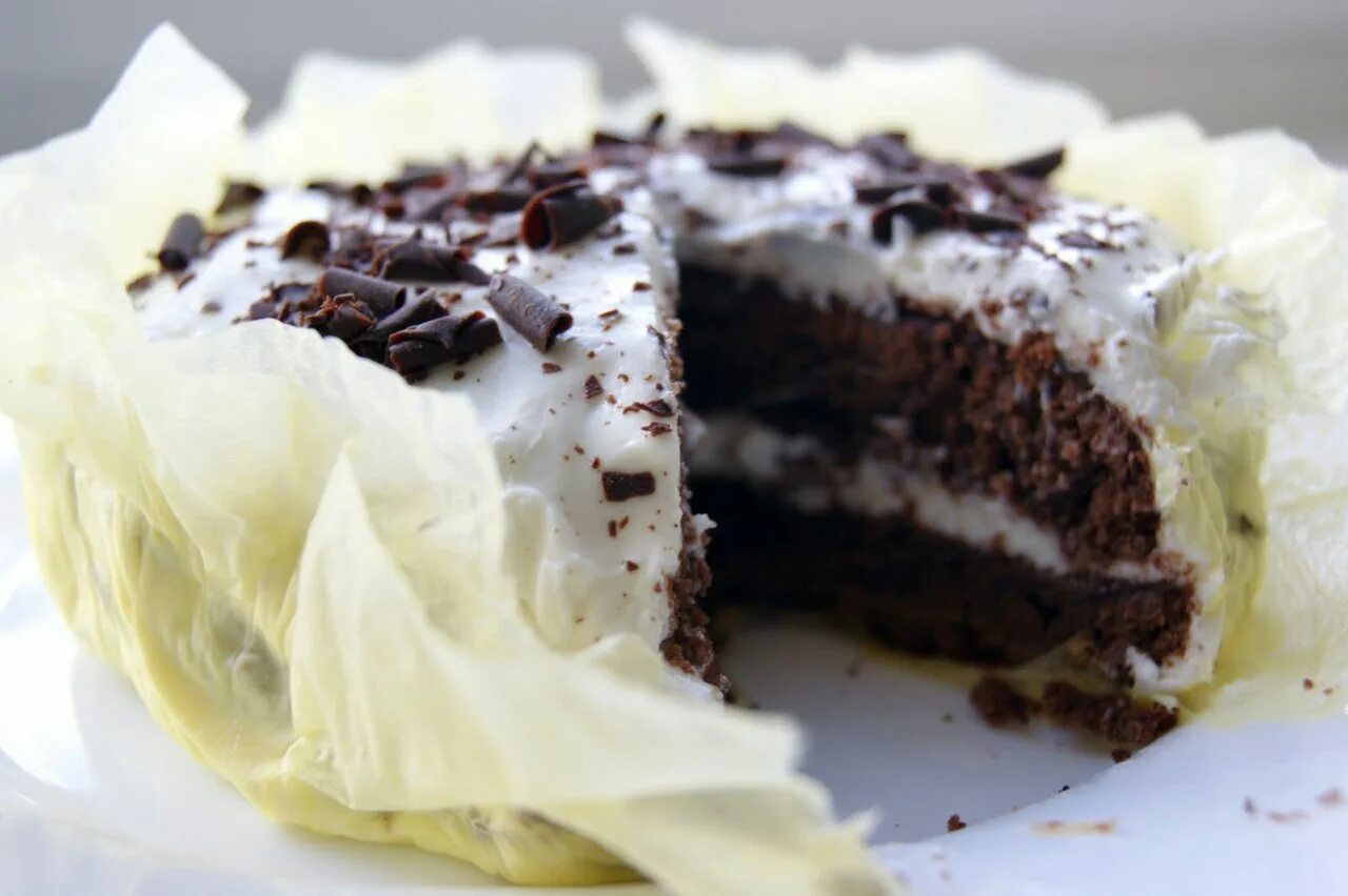 Брауни со сметанным кремом. Шоколадно сметанный торт. Шоколадный торт с черносливом. Торт Брауни со сметанным кремом. Сливочный брауни