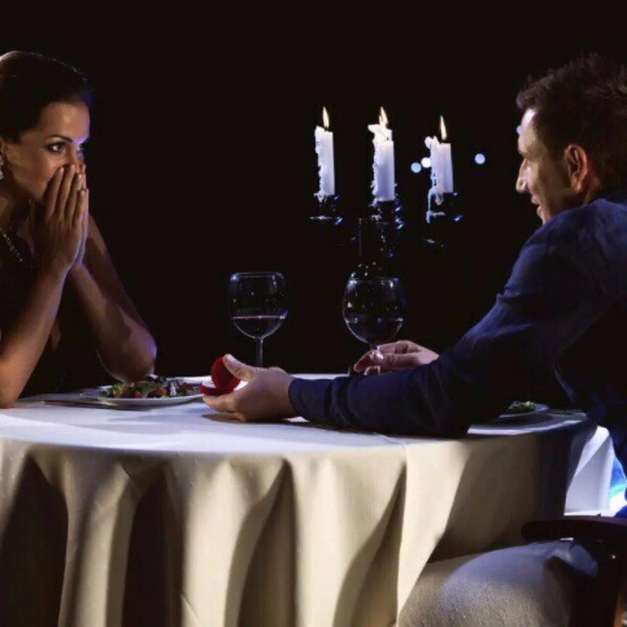 Пара в кафе за столиком. Мужчина с девушкой в ресторане. Мужчина за столом в ресторане. Романтический ужин при свечах. Предлагаю поужинать