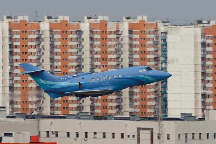 Самолёт ЖК Внуково. Здание в виде самолета. Дом самолет. Дом с самолетом в Сергиево.