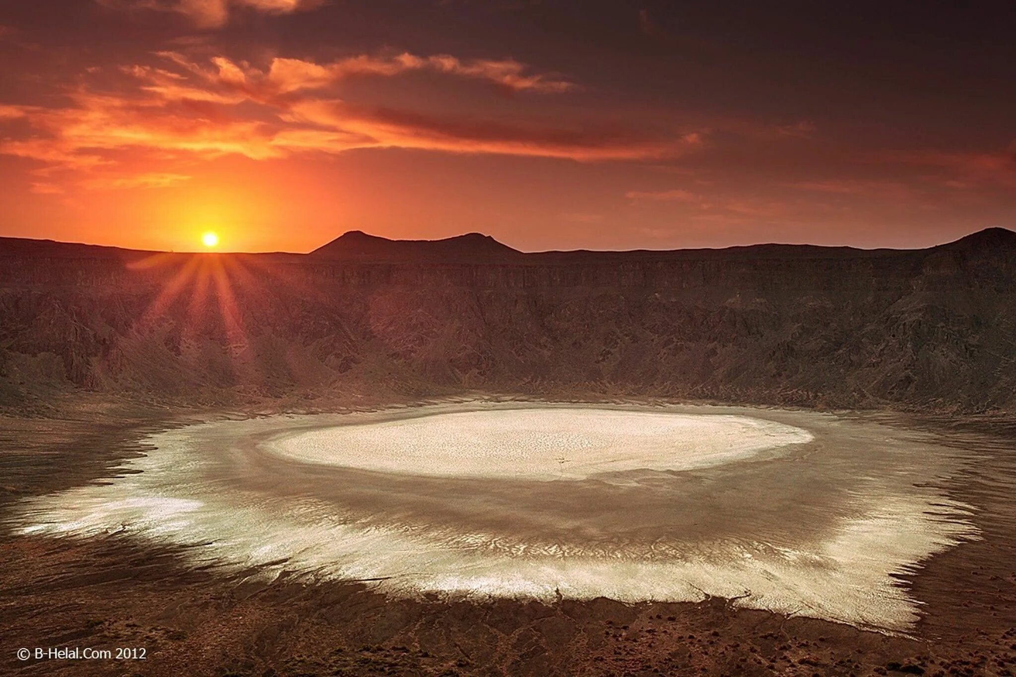 Реки саудовской аравии. Кратер Набийотум, Кения.. Кратер вабар. Хафтон (кратер). Оман кратер.