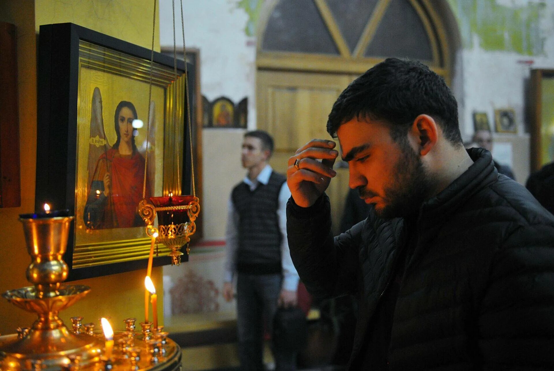 Большой православный мужской. Мужчина в церкви. Мужчина в православном храме. Мужчина молится в храме. Мужчина у иконы в храме.