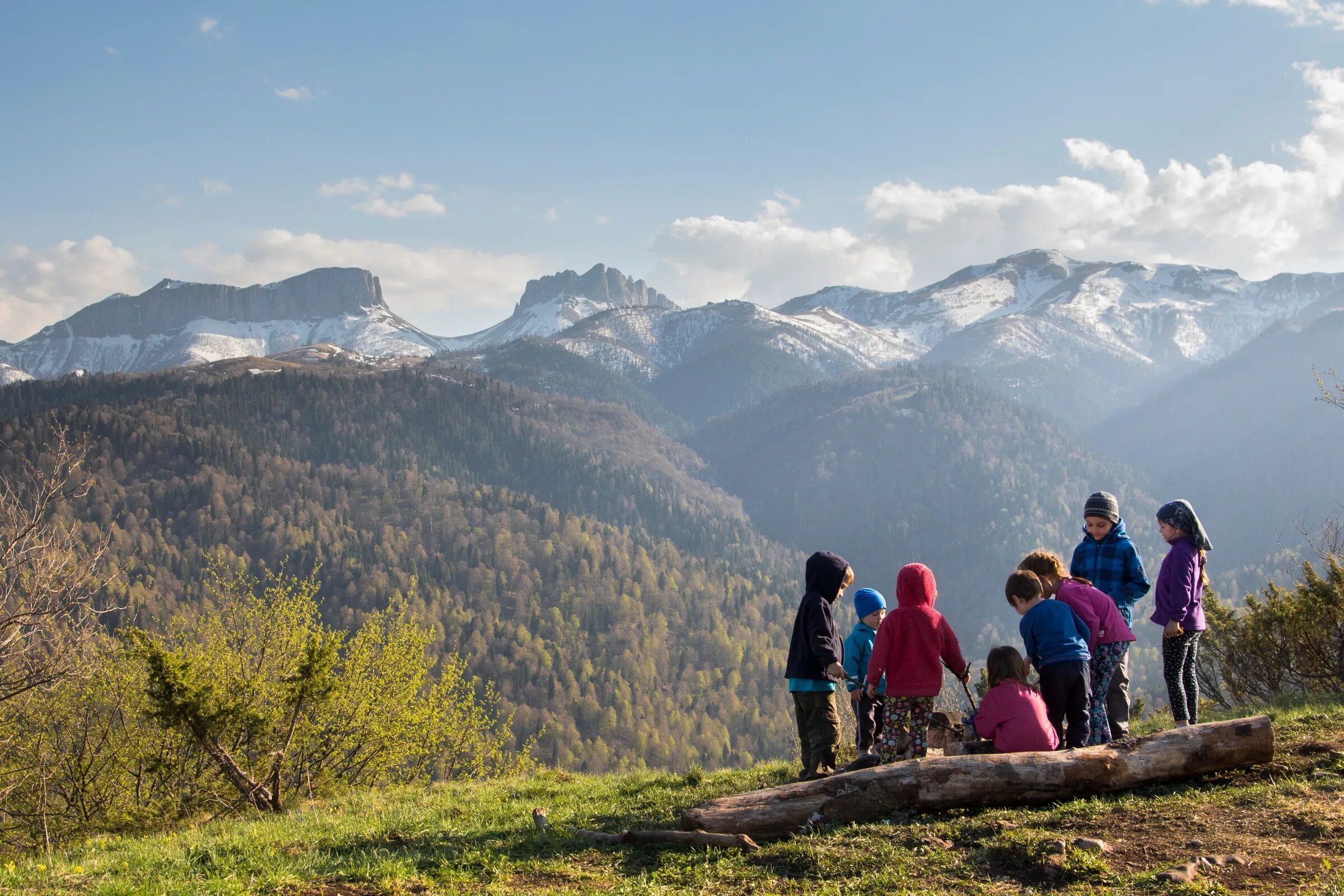 Mountain child. Экскурсия в горы. Поход в горы с детьми. Туристический поход с детьми. Горы для детей.