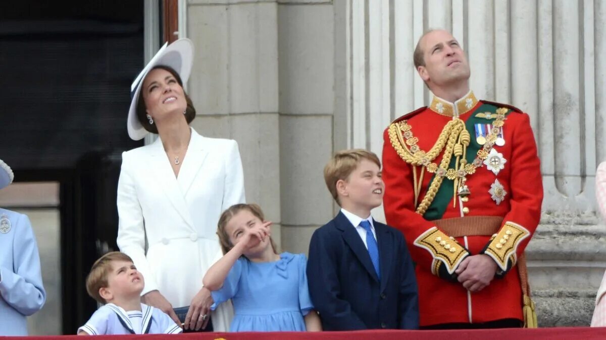 Что случилось в королевской семье. Кейт Миддлтон 2022 семья. Кейт Миддлтон с детьми 2022. Дети Кейт Миддлтон и принца 2022. Кейт Миддлтон последние фото 2022 года и дети.