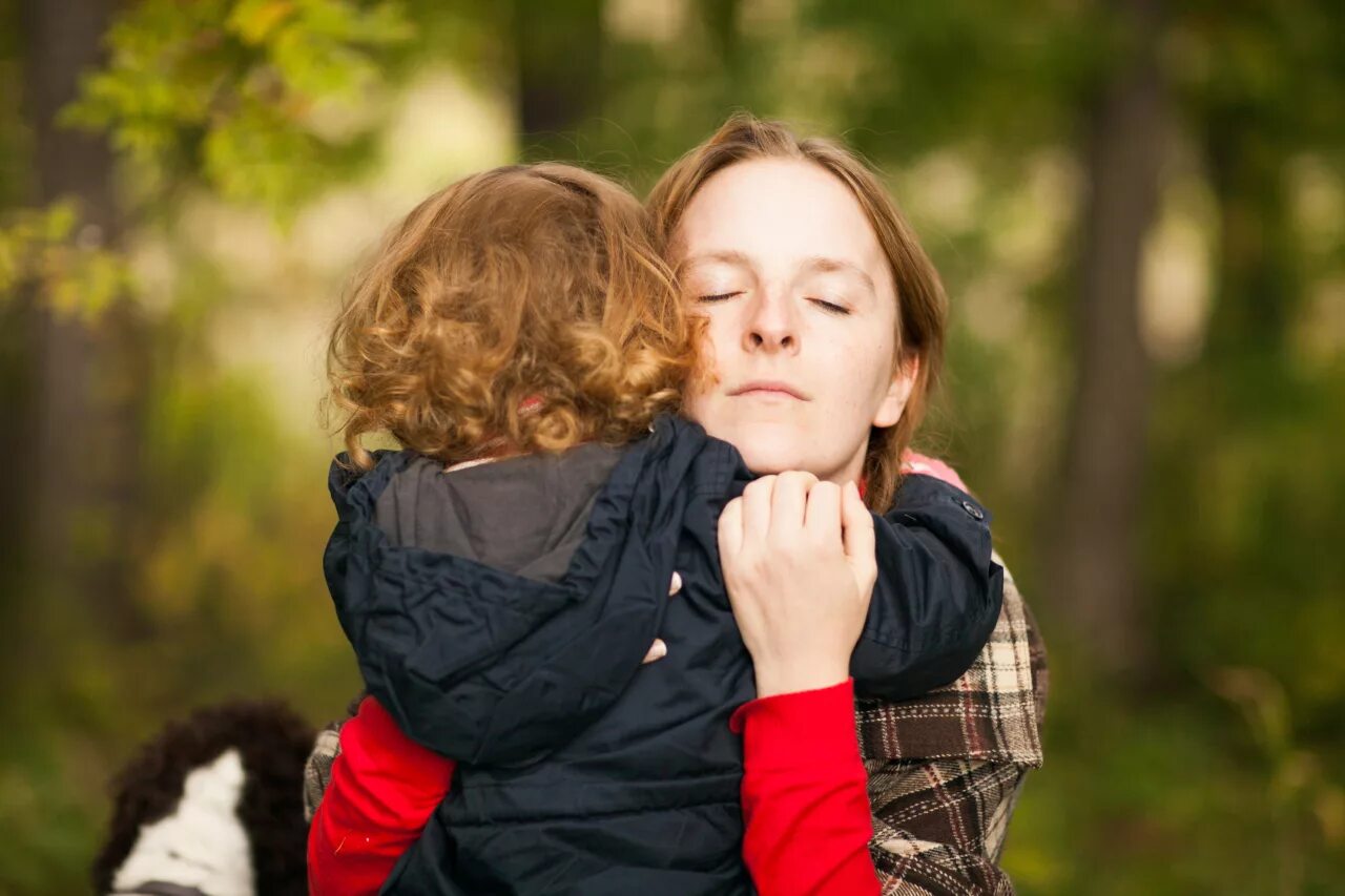 привязанность ребенка к матери. грустная девушка с ребенком. женщина с ребенком фото. подруга утешает подругу. расставание с матерью.