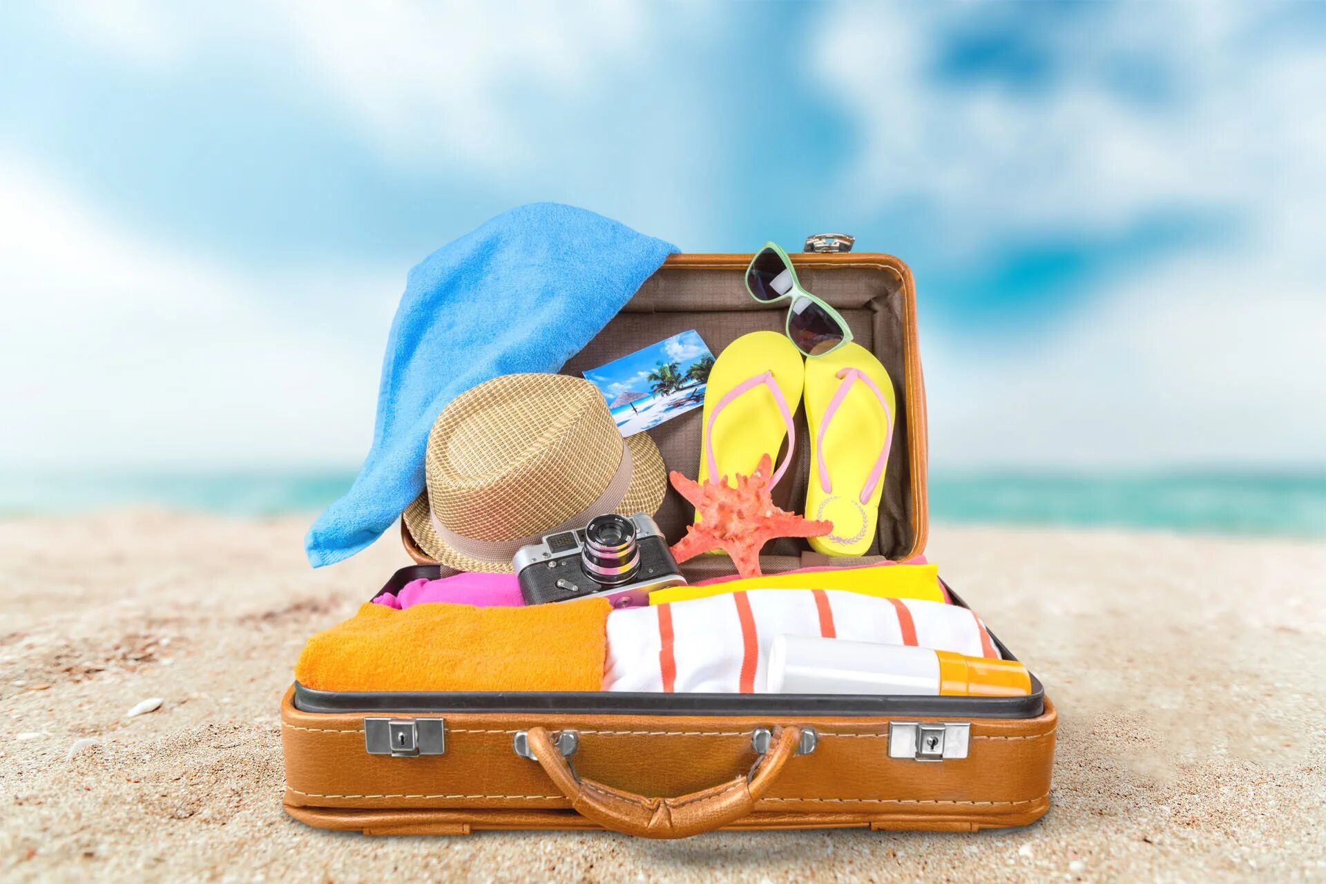 In summer or in the summer. Чемодан на море. Отпуск чемодан. Лето отпуск. Чемодан путешественника.