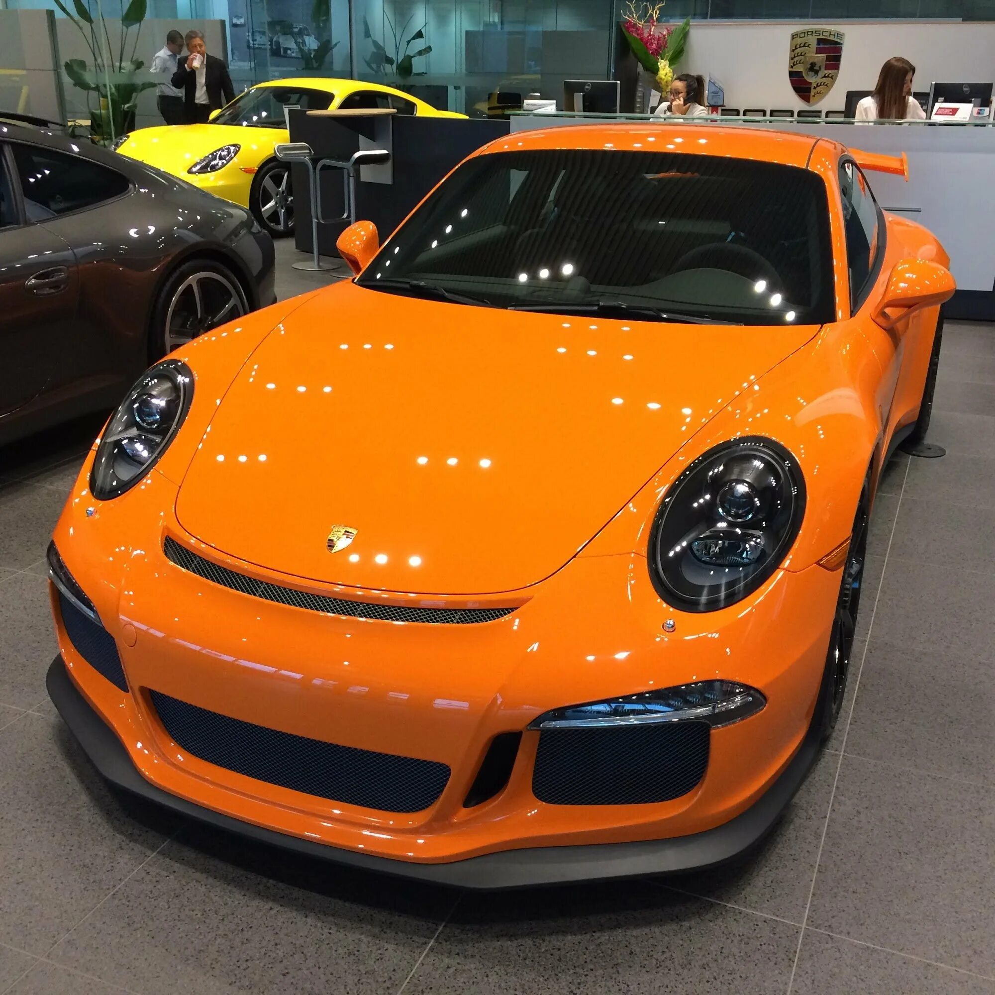 Включи оранжевый автомобиль. Порше Панамера оранжевый. Порше 716 оранжевый. Лава оранж цвет Порше. Porsche 911 Turbo s оранжевый.
