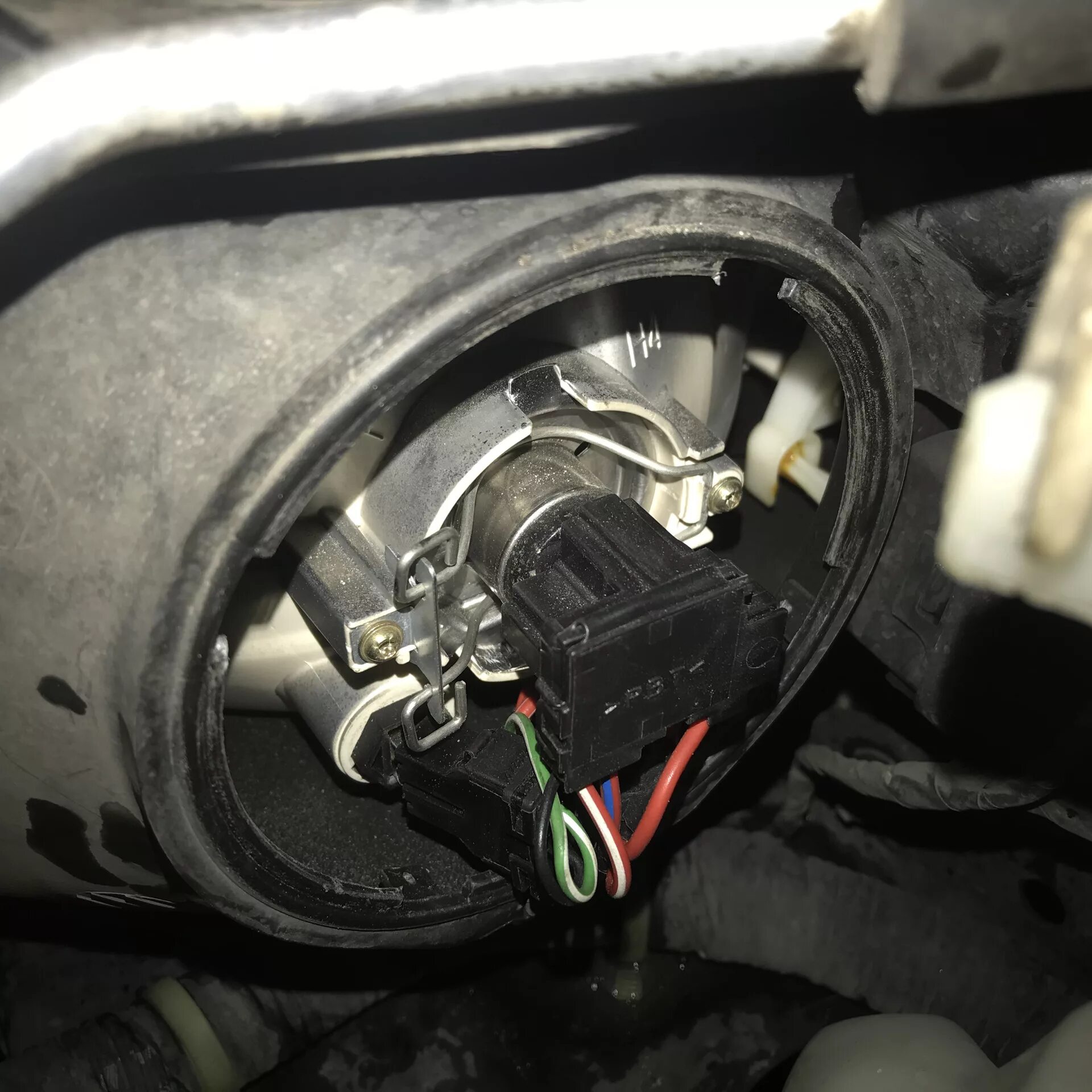 Замена лампочки в заднем поворотнике - Mitsubishi Lancer IX, 1,6 л, 2005 года эл