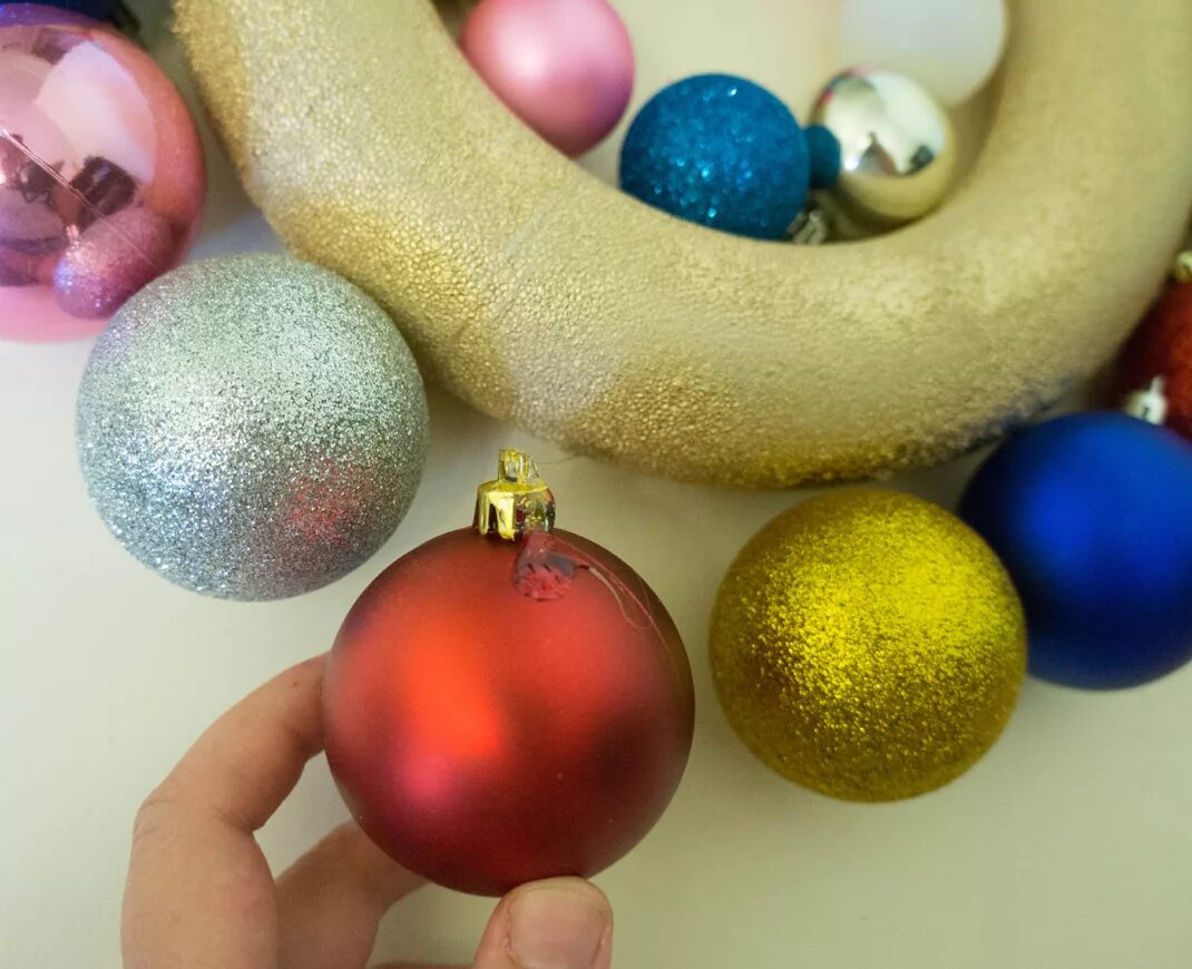 шарики новогодние разноцветные. шары новый год играть. шарики рождественнс бесплатно рождественские играть. шарик новогодний.