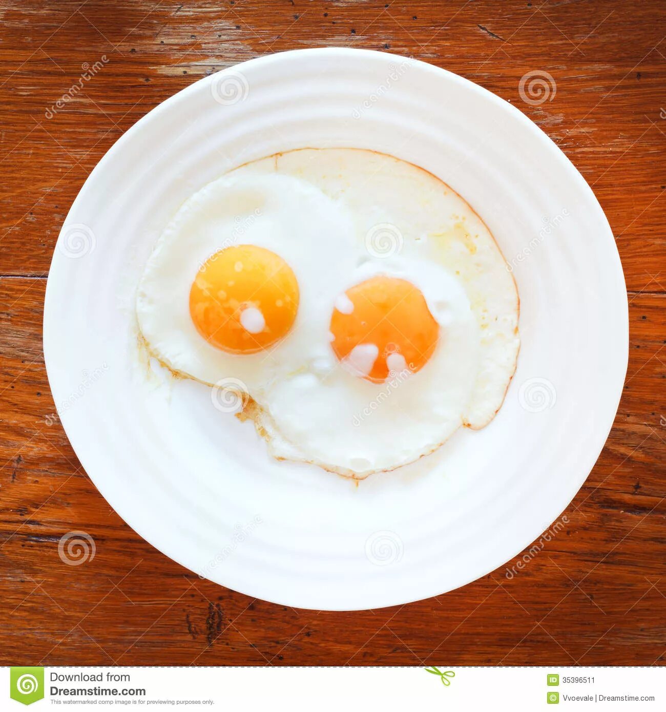 Яйцо обжаренное с двух. Яичница на тарелке. Яичница на белой тарелке. Тарелка для яиц. Яичница 2 яйца.
