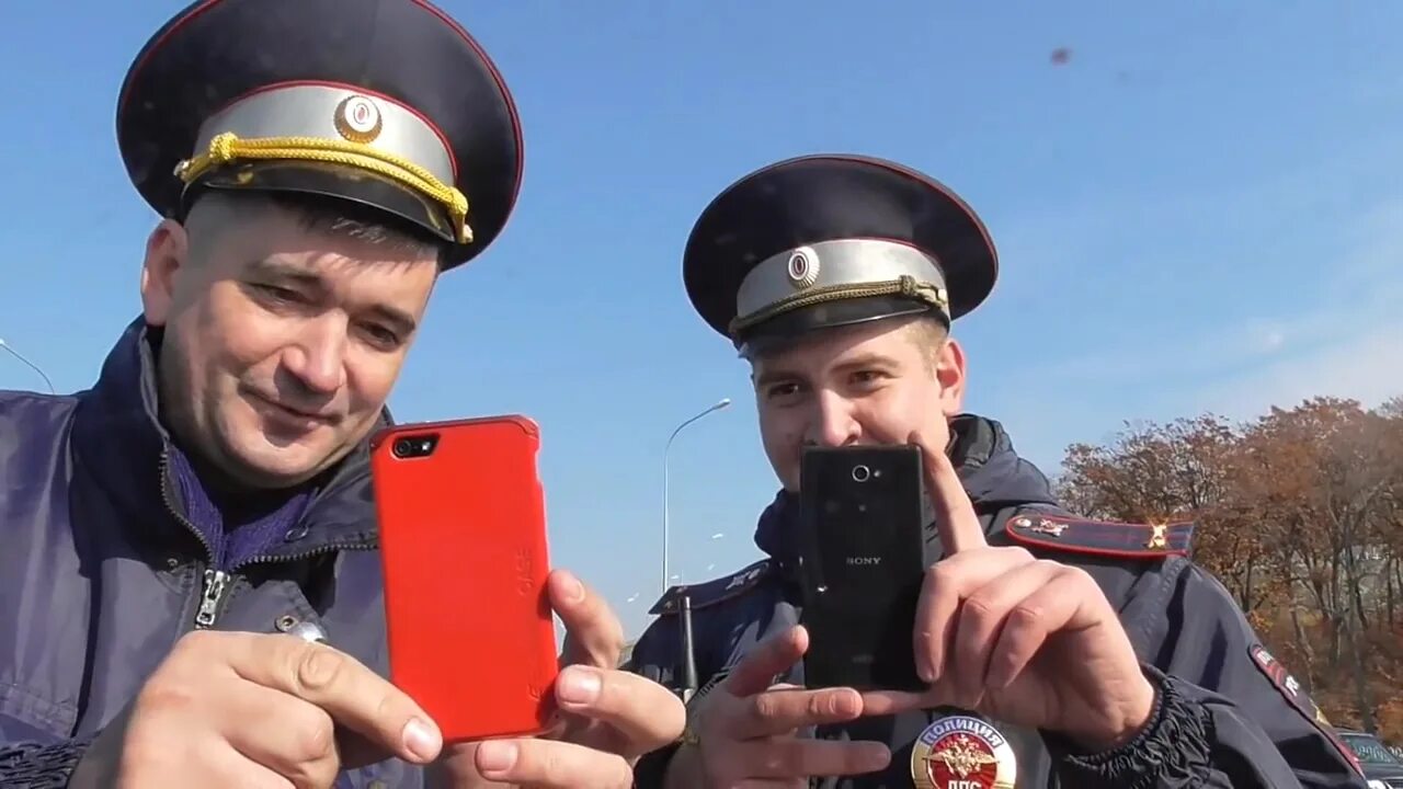 Полицейский фотографирует. Телефон полиции. Съемка сотрудников полиции. Гибдд снимающий запретом