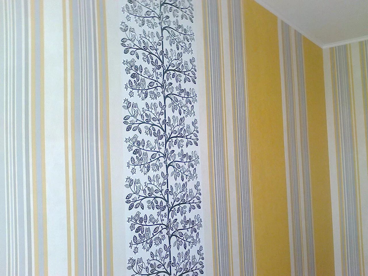 варианты поклейки обоев двух видов. полоски на стене в интерьере. дизайн поклейки обоев. дизайн поклейки обоев. поклеить обои горизонтально.