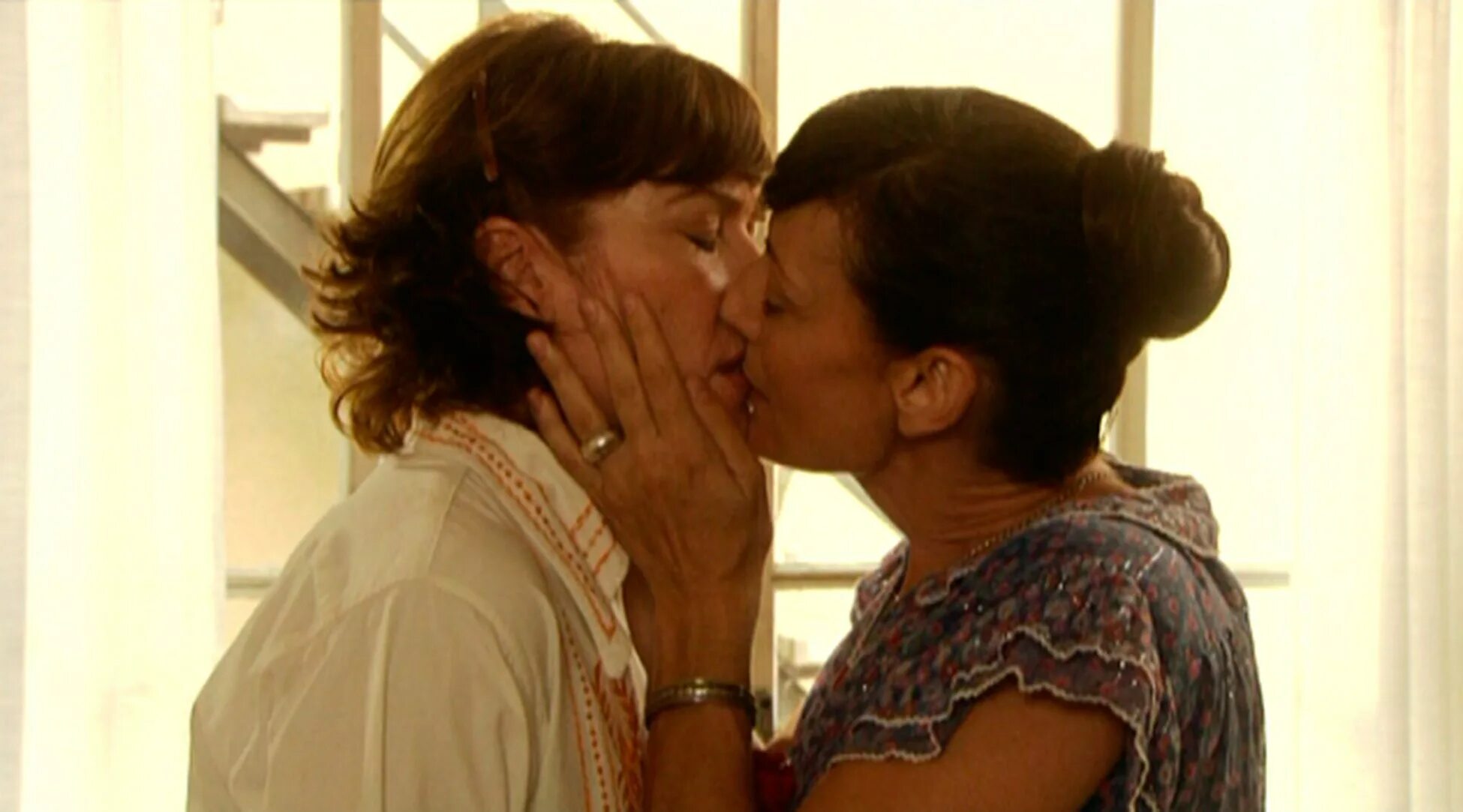 Lesbians mom films. Соблазнительные подружки дочери. Лесбийские дочки матери. Лесбийское соблазнение. Lesbians mom films.