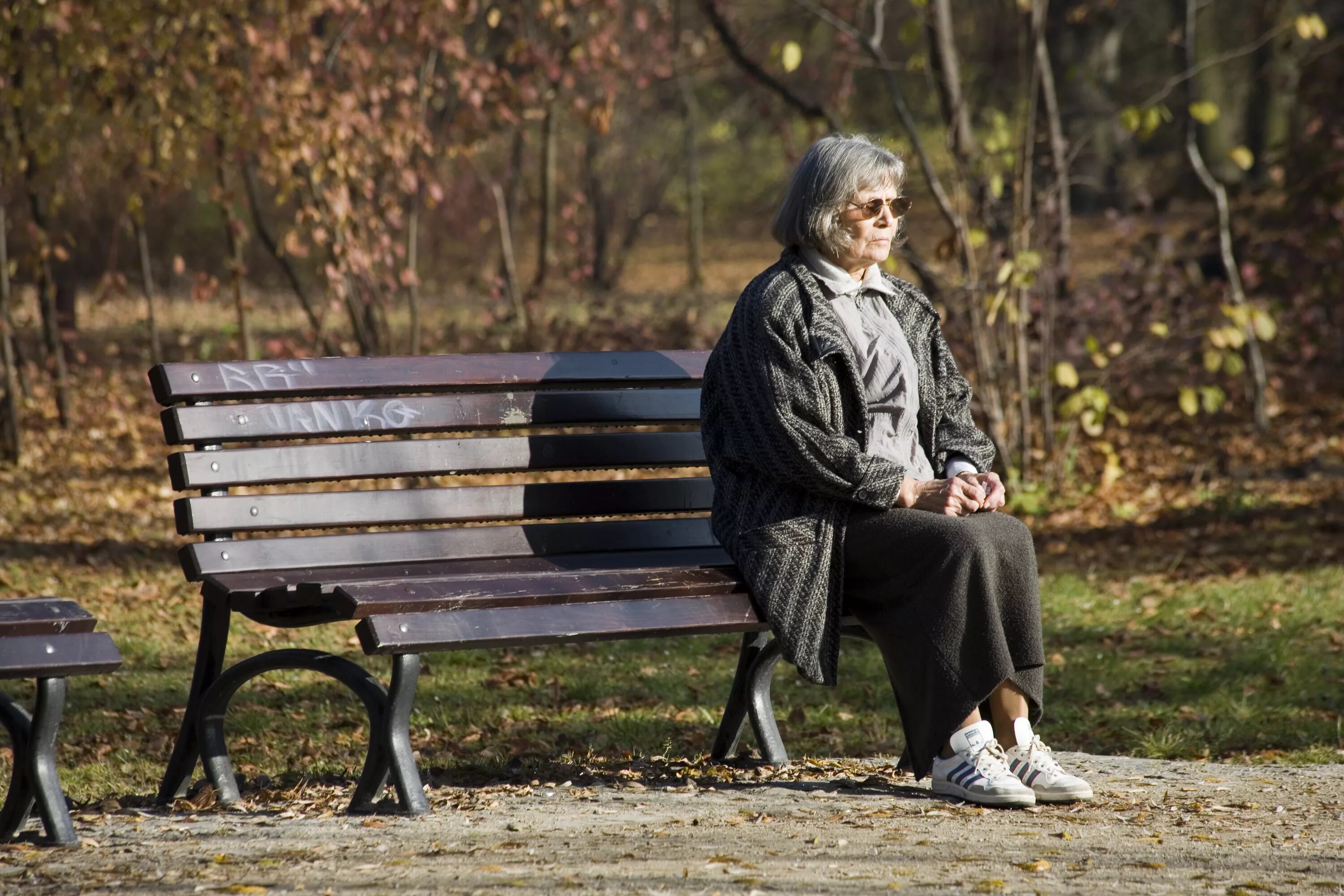 Одинокие пожилые. Седой отец. Бабуля на закате. Старик в храме. Sit on a bench