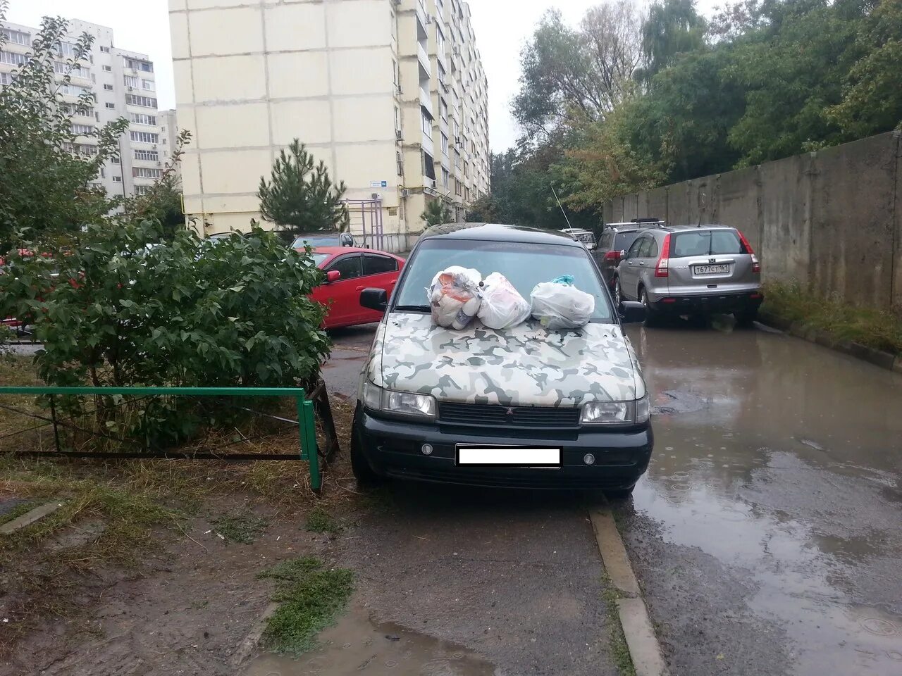 Парковка на тротуаре во дворе жилого дома. Машина на тротуаре. Наказали за парковку. Месть за неправильную парковку. Отомстили за парковку.