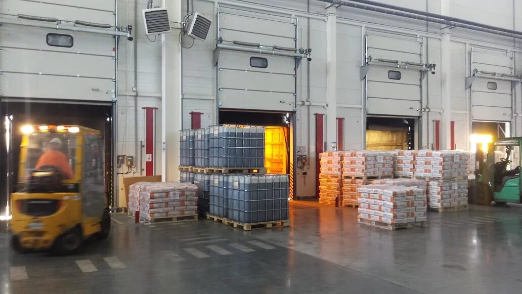 Inscription warehouse. Дальнейшие отгрузки. Поставка оборудования. Кладовщик на складе. Обратный груз.