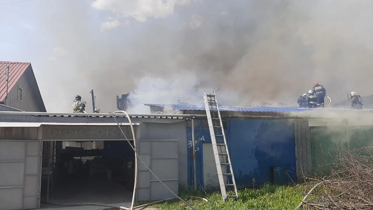 Шефская 15 пожар. Пожар на куйбышева сегодня. Пожар екатеринбург сейчас е1. Пожар в екатеринбурге сегодня сейчас. Дом горит.
